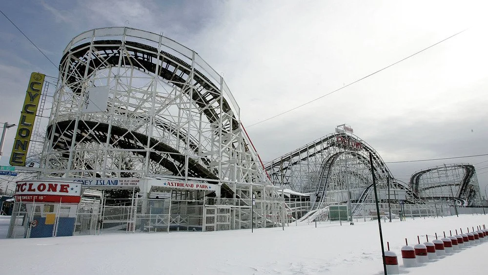 Le Cyclone de Coney Island immobilisé dans la neige