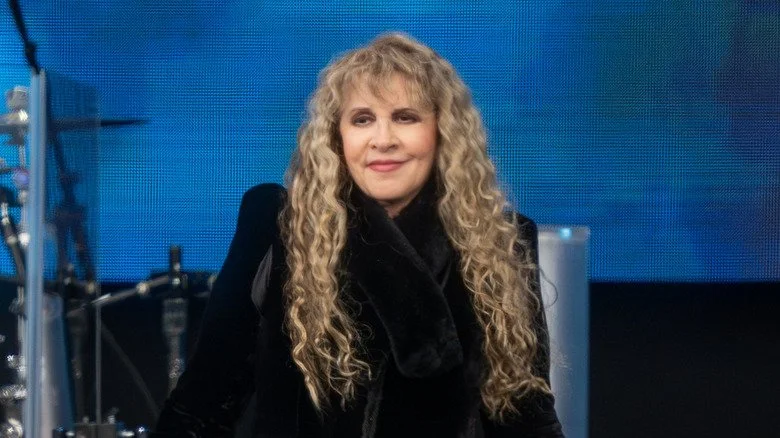 Stevie Nicks mécontente sur scène à Londres en manteau noir