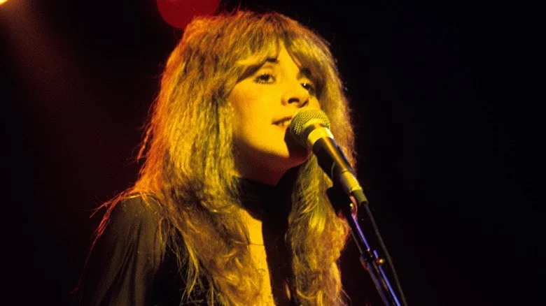 Stevie Nicks chantant sur scène à la fin des années 1970