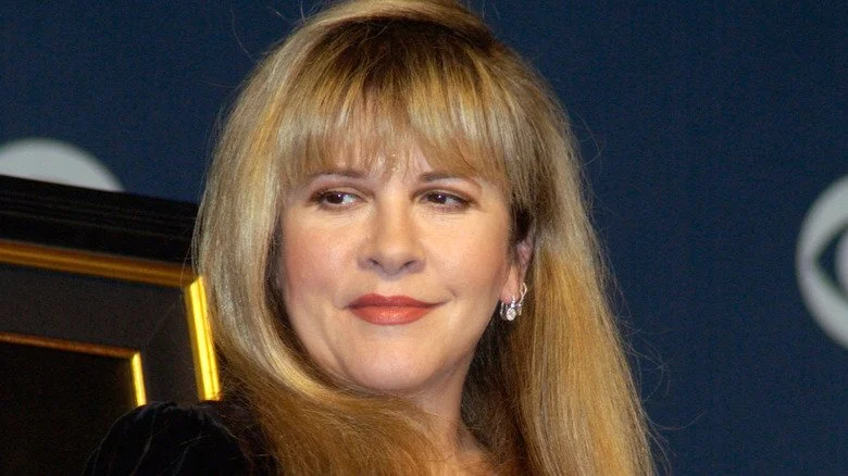 Stevie Nicks souriant en regardant sur le côté