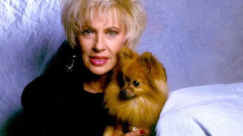 Tammy Wynette assise pour une photo posée avec son chien