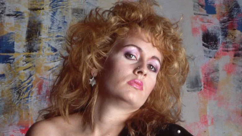 Teena Marie avec une grande coiffure et la tête inclinée sur une photo promotionnelle des années 1980