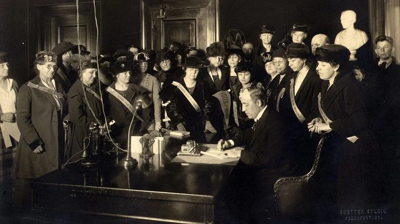 Femmes blanches assistant à la signature du 19e amendement