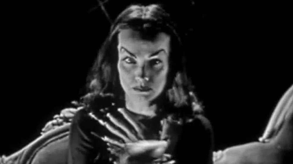 Maila Nurmi dans une promotion de The Vampira Show