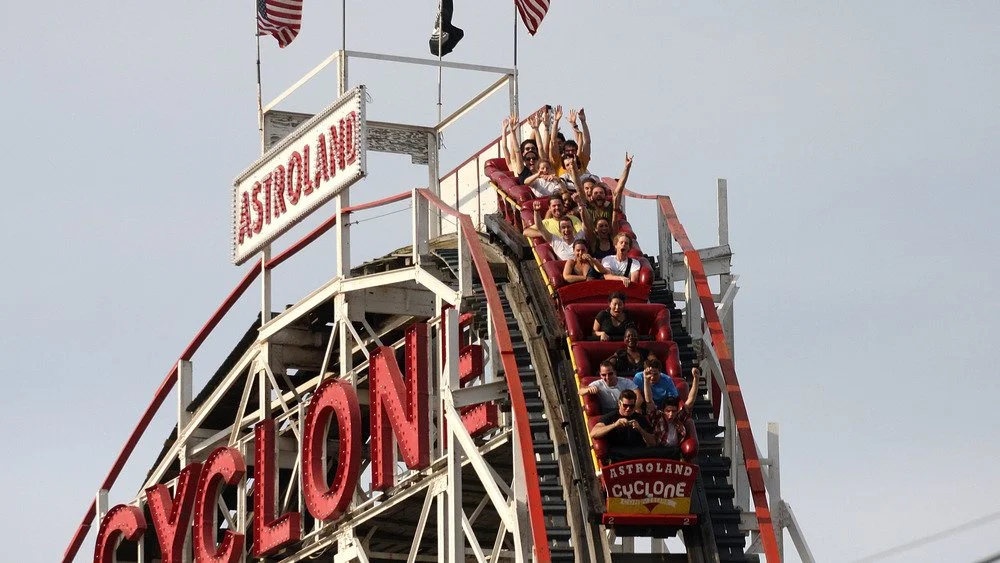 Personnes sur la montagnes russes Cyclone à Coney Island