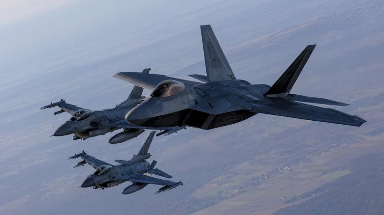 F-22 Raptors en formation