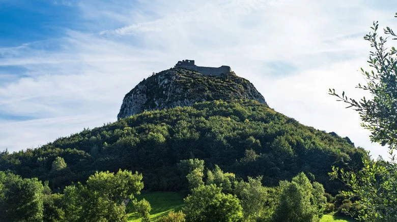 Site du château de Montségur sous ciel bleu