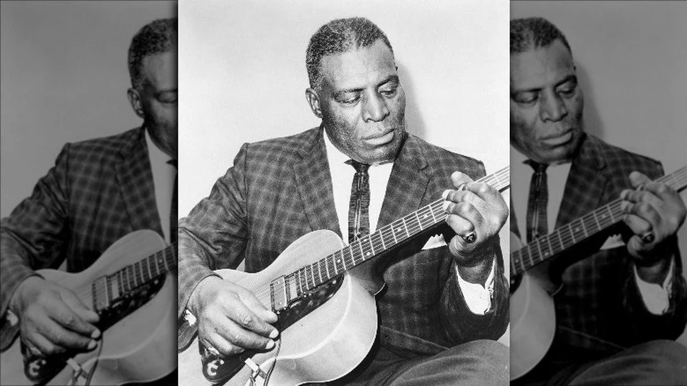 Le chanteur de blues Howlin' Wolf avec sa guitare