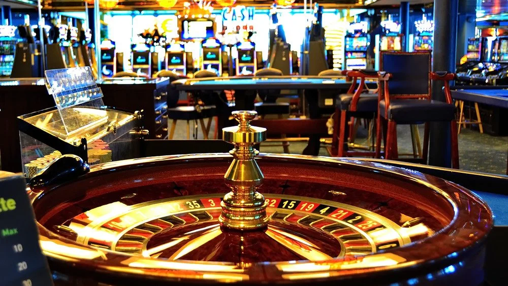 Intérieur moderne de casino avec une roue de roulette