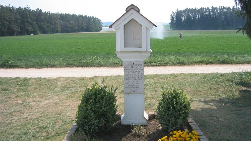 Mémorial dédié aux victimes à Hinterkaifeck