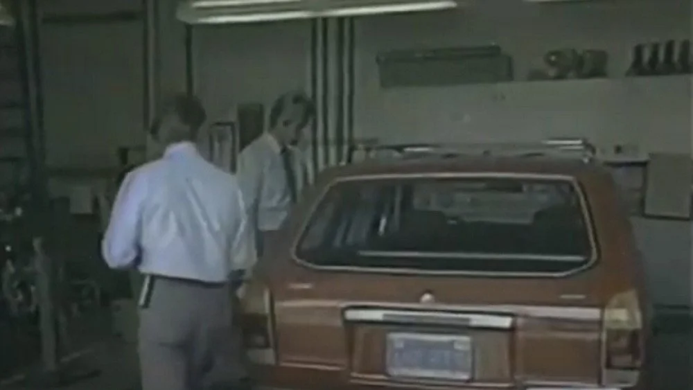 Enquêteurs découvrant une empreinte digitale de Ramirez