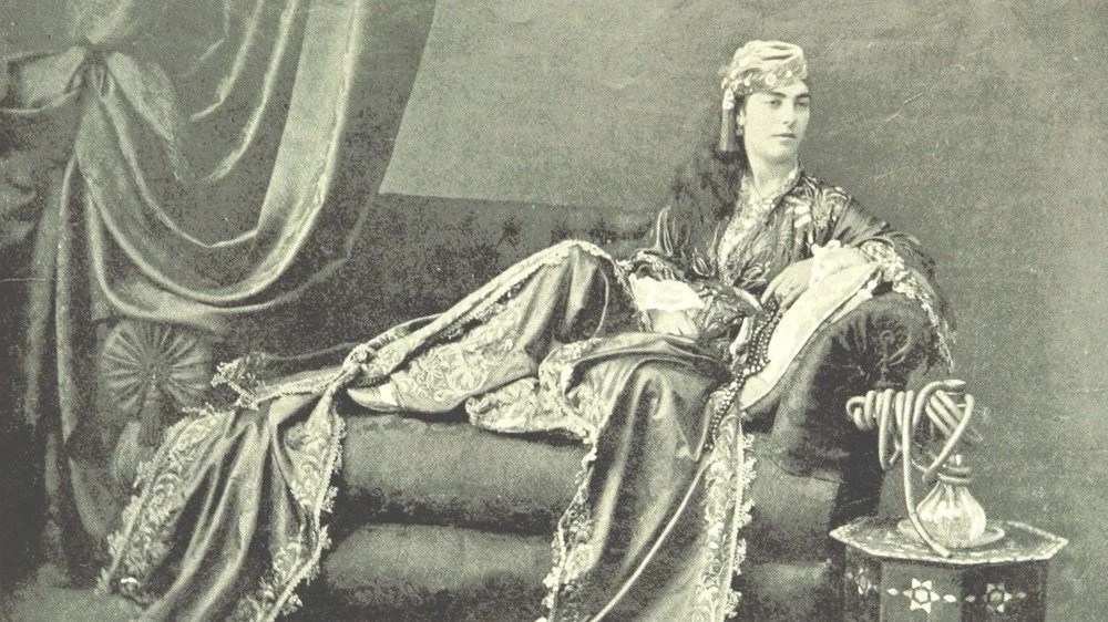 Femme du harem ottoman assise