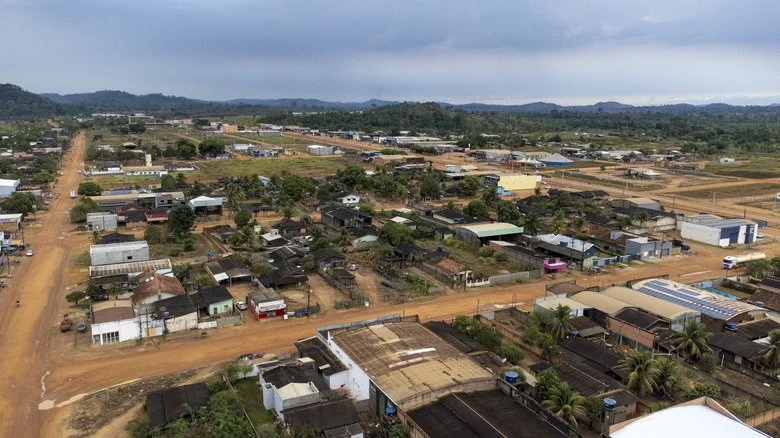 Vue aérienne de la ville de Colniza en Amazonie