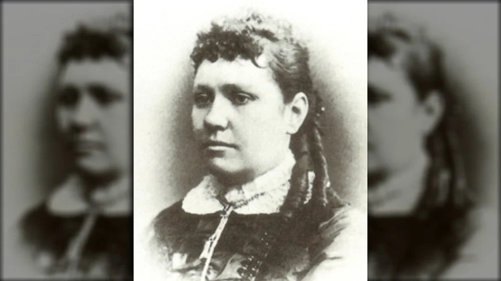 Poker Alice avec une expression sévère