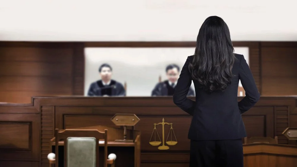 Femme devant un tribunal