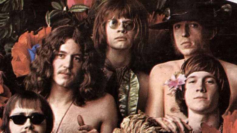 Les Lemon Pipers torse nu en photo promotionnelle