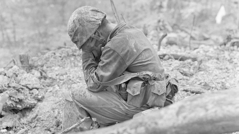 Un soldat allié en larmes après une bataille