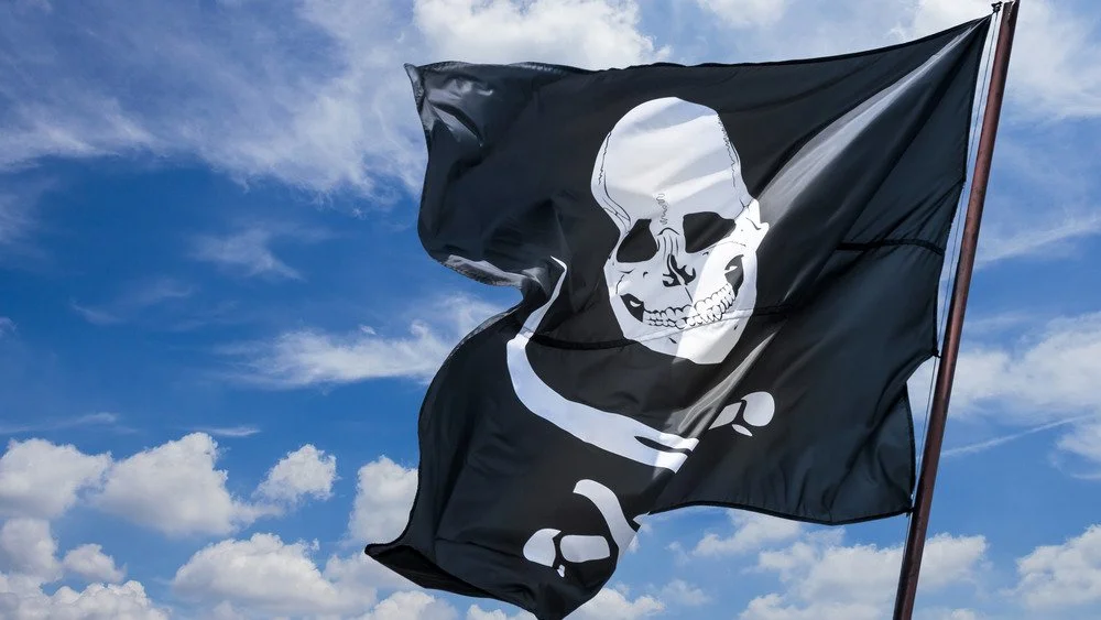 Drapeau pirate sur fond de ciel bleu