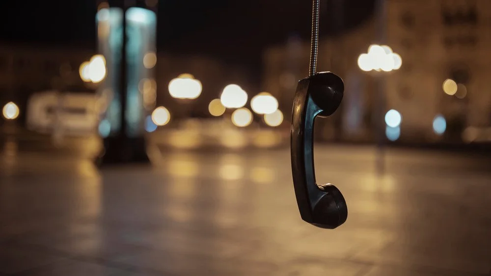Cabine téléphonique abandonnée et fréquentée