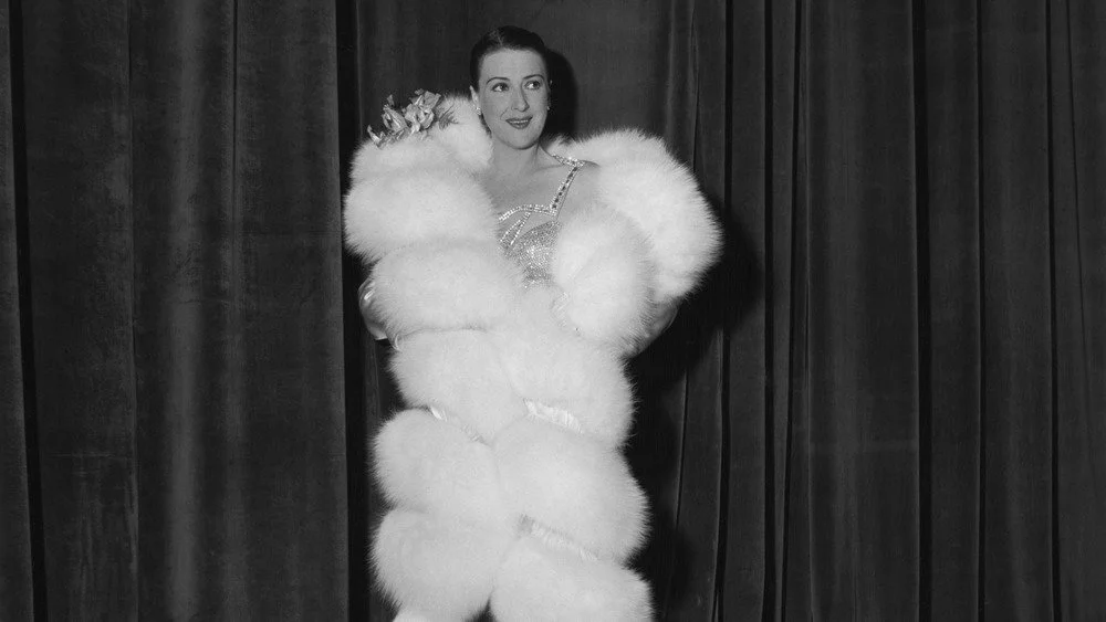 Gypsy Rose Lee débutant son numéro