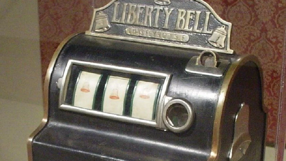 Machine à sous Liberty Bell avec les cloches alignées