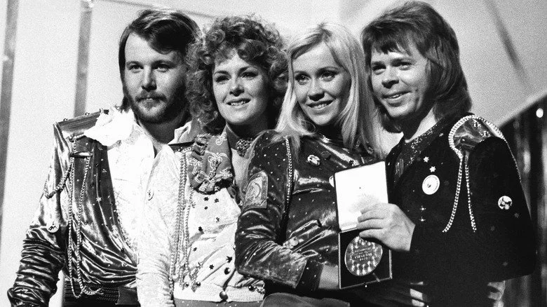ABBA sur scène avec une médaille dans les années 1970 en noir et blanc