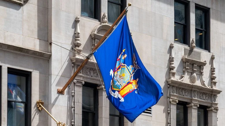 Drapeau de l'État de New York suspendu