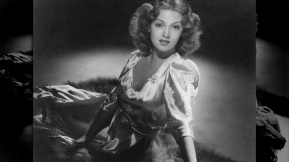 Lana Turner portant un tapis en peau d'ours