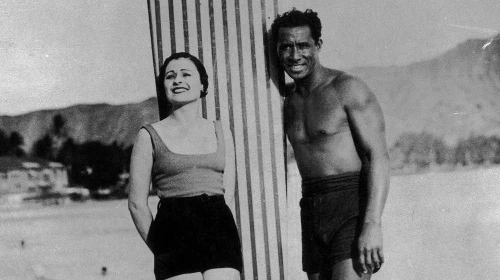 Duke Kahanamoku avec une femme non identifiée
