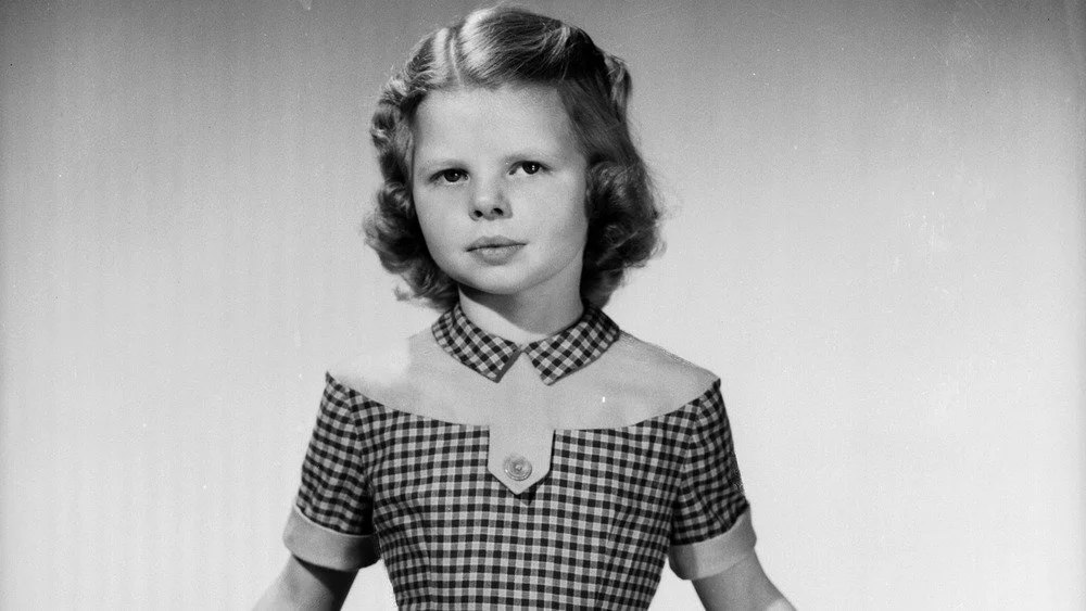 Jeune fille en robe à carreaux