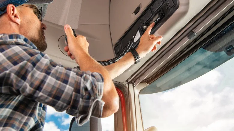 Camionneur utilisant la radio CB