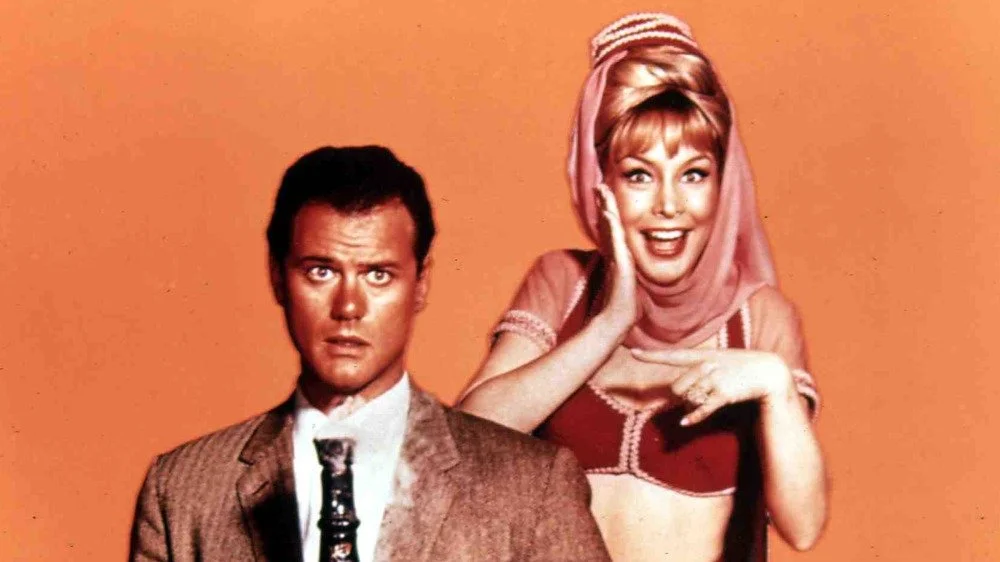 Larry Hagman and Barbara Eden dans une photo promotionnelle de I Dream of Jeannie