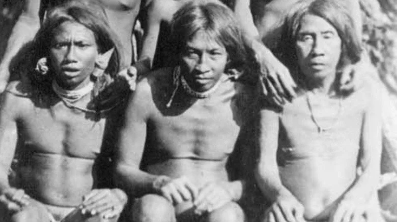 Un groupe de membres Shompen posant pour la photo en 1886