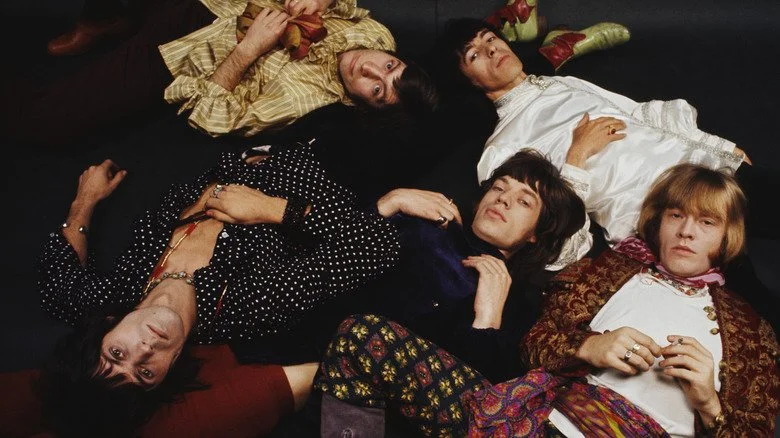 Photo de groupe des Rolling Stones allongés sur le sol