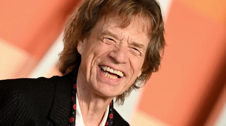 Mick Jagger souriant et riant en 2025