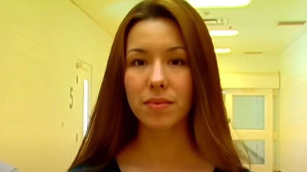Jodi Arias marchant dans un couloir de prison
