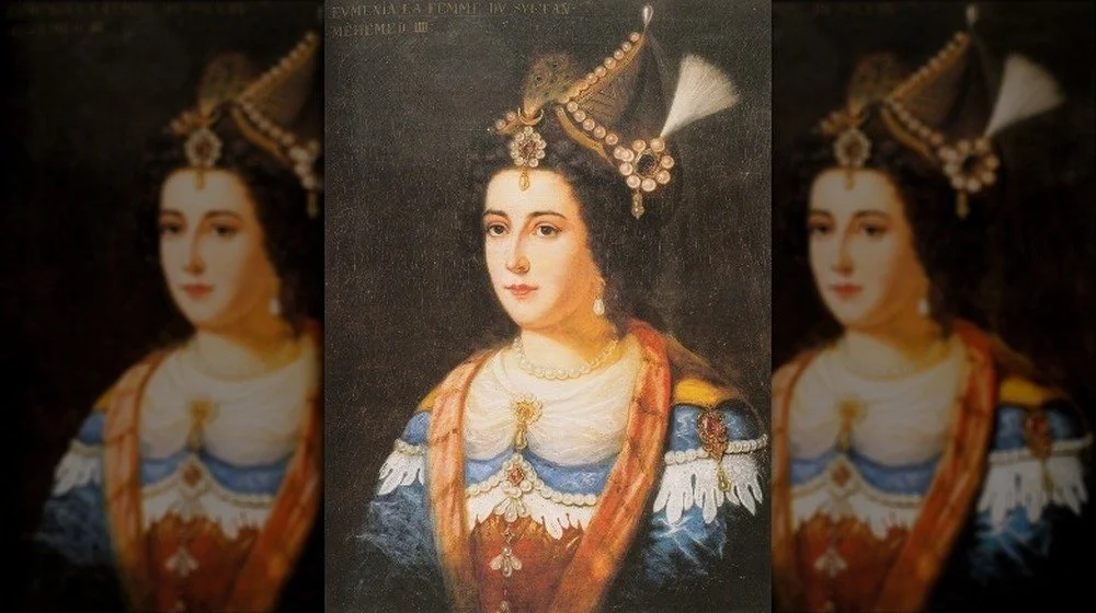 Femme ottomane portant un chapeau orné de bijoux