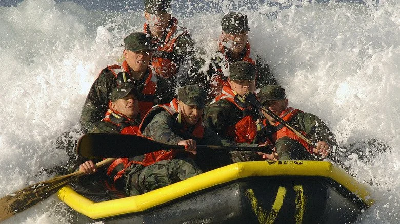 Soldats en bateau