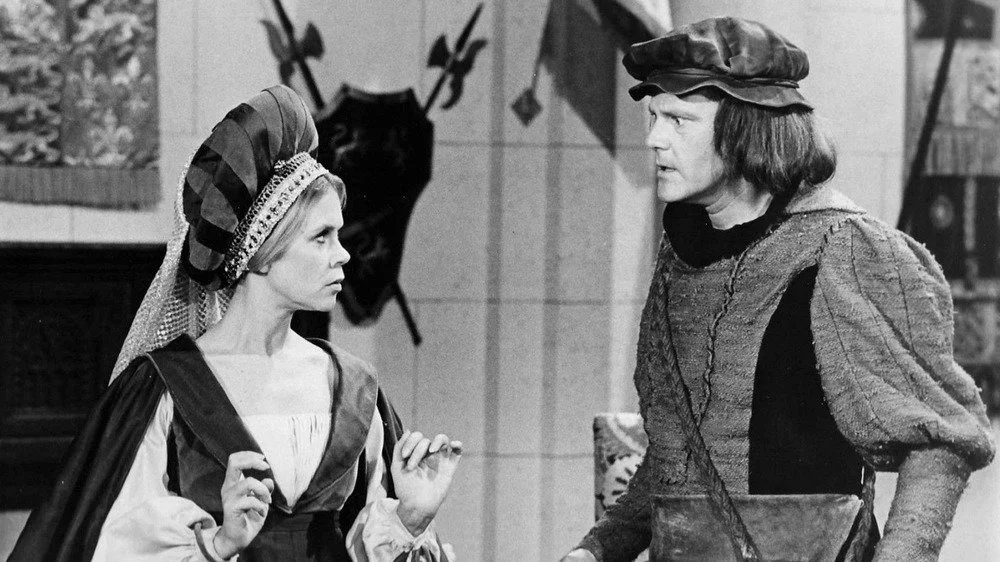 Elizabeth Montgomery et Dick Sargent en costume médiéval