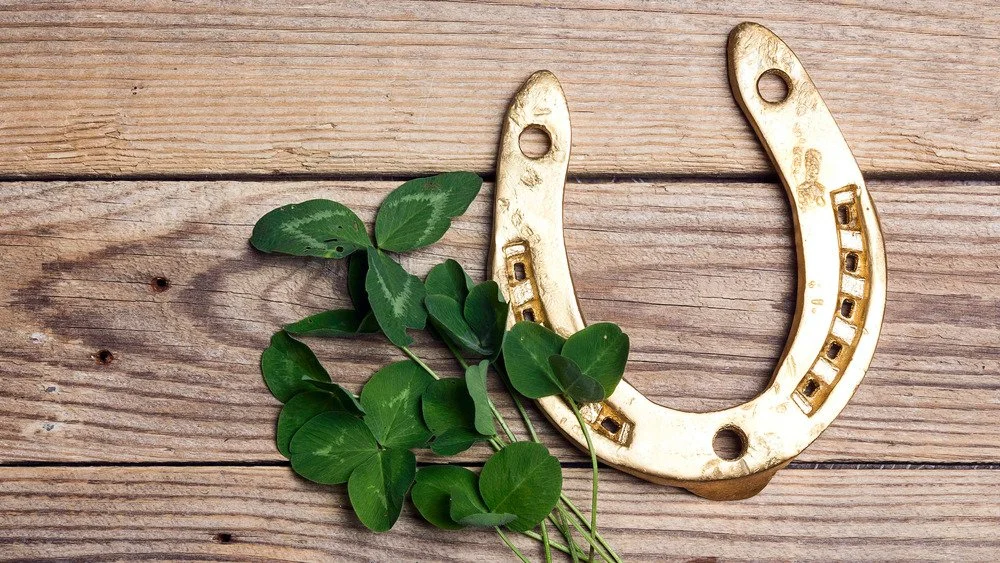 Fer à cheval et trèfle porte-bonheur
