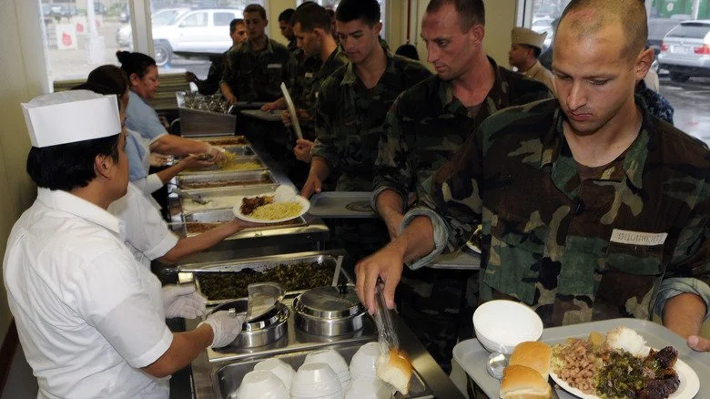 Soldats prenant le petit-déjeuner