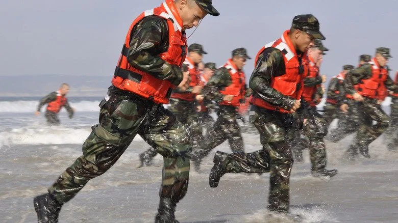 Soldats courant sur la plage
