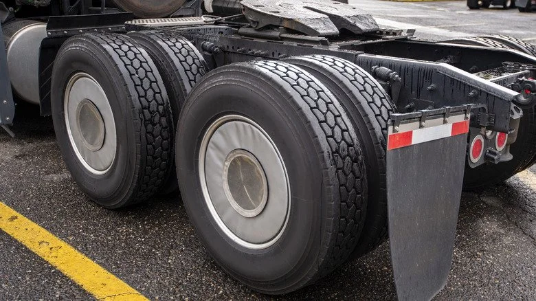 Bavettes sur les roues arrière d'un camion