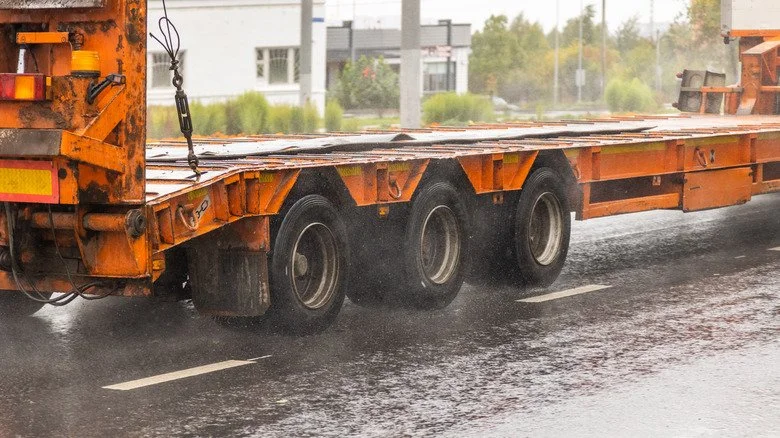 Bavettes empêchant les éclaboussures d'eau sur une remorque