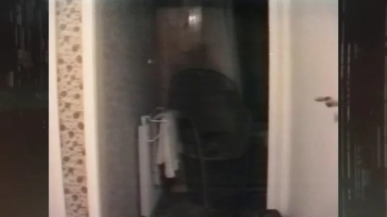 Ombre floue sur une chaise, telle que présentée dans 'The Proof is Out There'