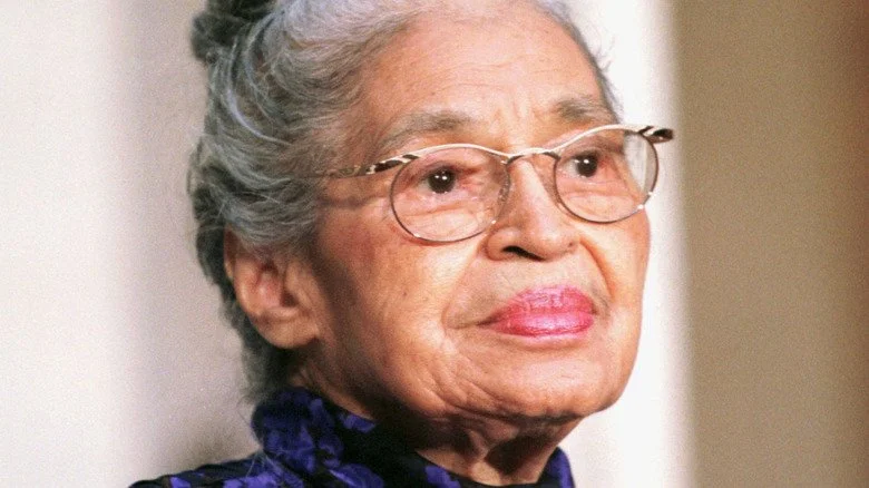 Portrait de Rosa Parks en robe violette et lunettes