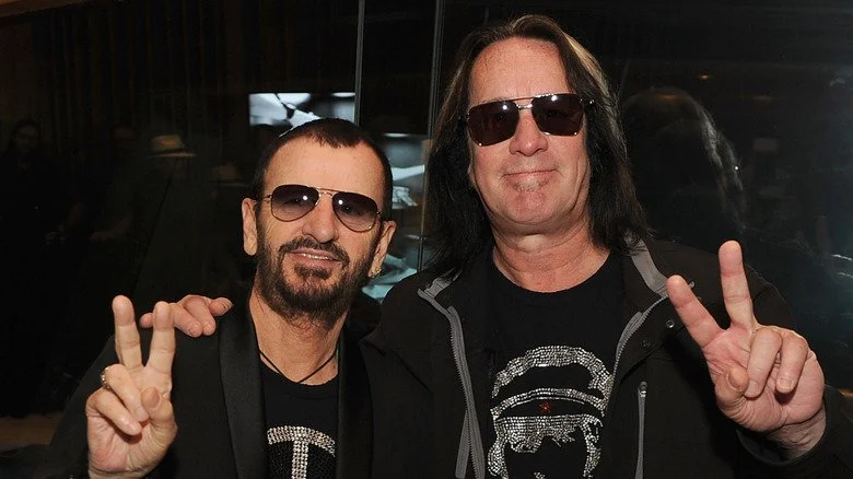 Ringo Starr et Todd Rundgren faisant le signe de la paix