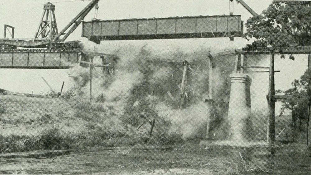 Dynamitage d’un pont ferroviaire en 1910