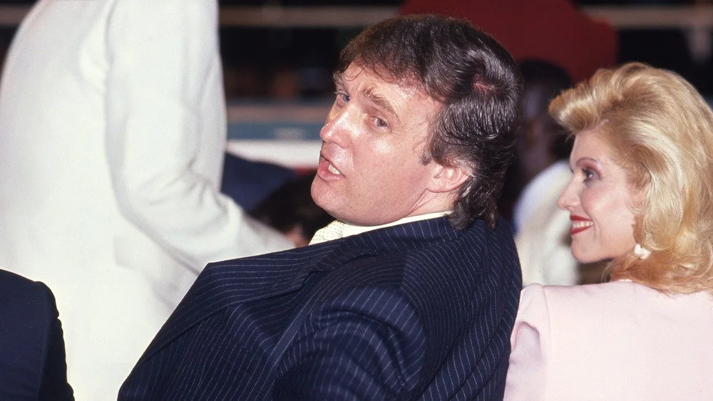 Donald Trump assis au bord du ring