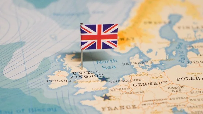 Carte du Royaume-Uni et petit drapeau